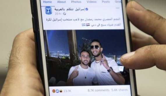 Këngëtari egjiptian do të dalë në gjyq pse bëri foto me dy izraelitë