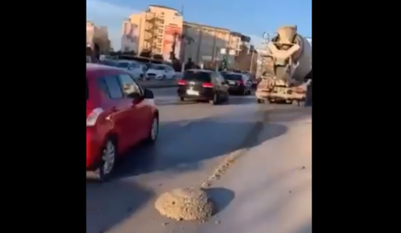 Kamioni e lë gungën me beton midis rruge në Prishtinë