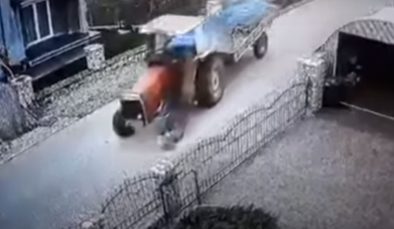 Video tronditëse: Një person e shkel qëllimisht qenin me traktor