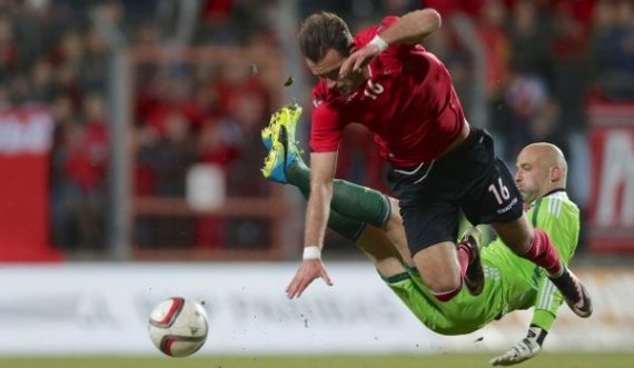 Sulmuesi i Kombëtares shqiptare e kalon edhe portierin dhe shënon në fund të ndeshjes për t’ia siguruar tri pikë skuadrës së tij