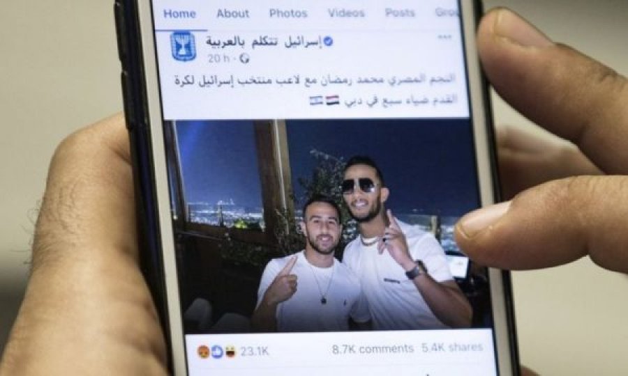 Këngëtari egjiptian do të dalë në gjyq pse bëri foto me dy izraelitë