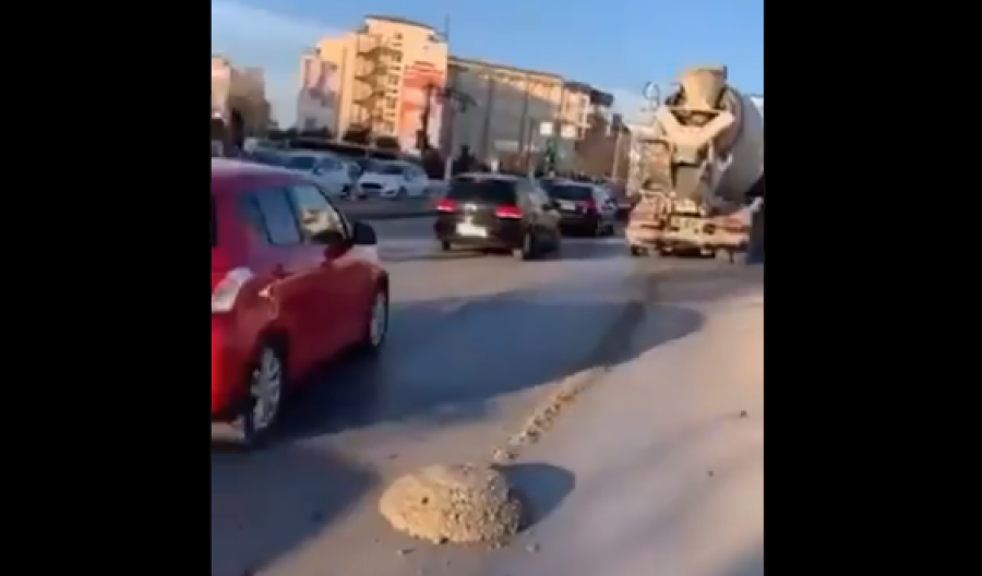 Kamioni e lë gungën me beton midis rruge në Prishtinë