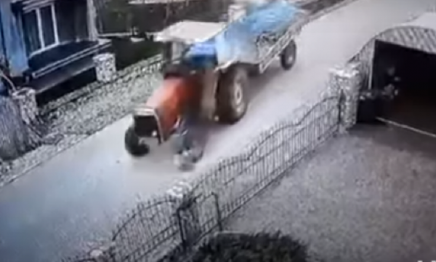 Video tronditëse: Një person e shkel qëllimisht qenin me traktor