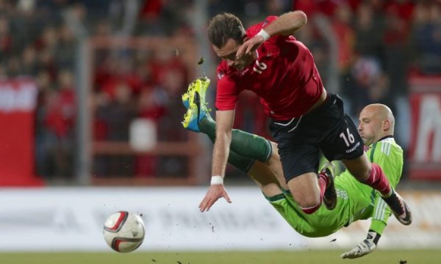 Sulmuesi i Kombëtares shqiptare e kalon edhe portierin dhe shënon në fund të ndeshjes për t’ia siguruar tri pikë skuadrës së tij