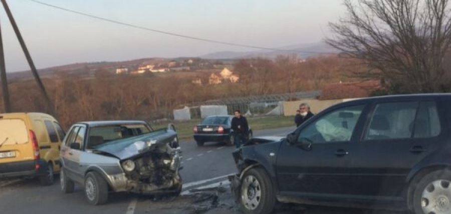 Aksident në Klinë, tre persona dërgohen për trajtim mjekësor