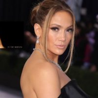 Jennifer Lopez pozon tërësisht nudo