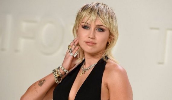 Miley Cyrus flet hapur rreth problemeve me të cilat u përball në pandemi