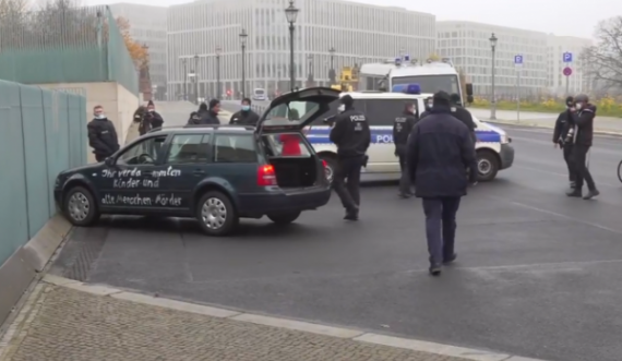 Një veturë përplaset në rrethojën e zyrës së Merkelit në Berlin