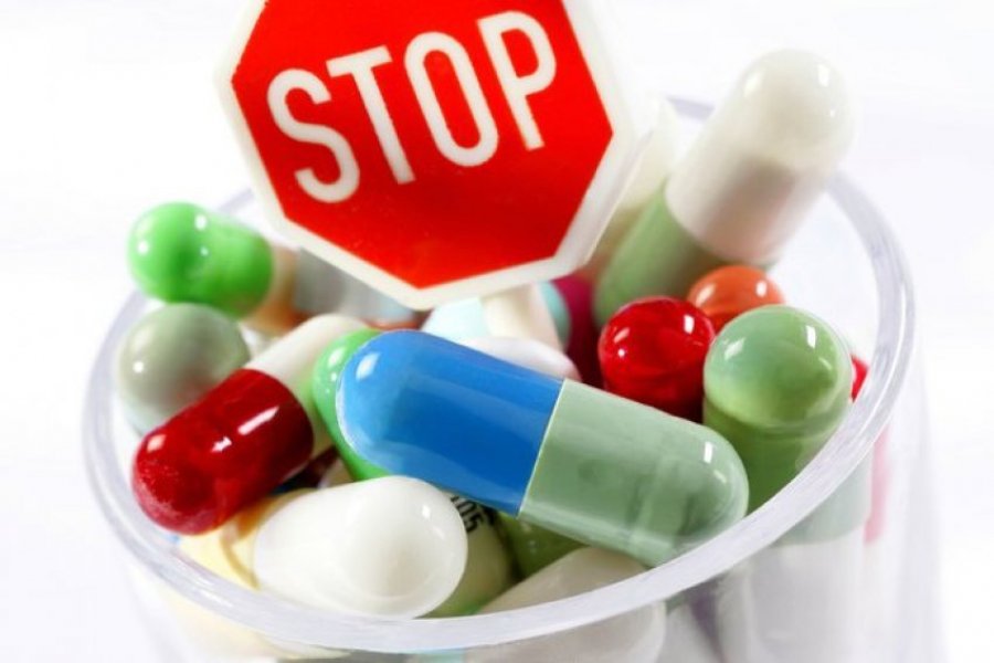Covid-19, mjeku imunolog: Pse nuk duhen përdorur antibiotikët dhe kortizonikët?