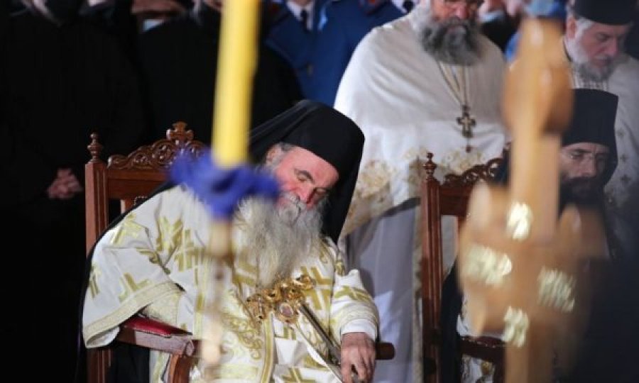 Peshkopi i infektuar serb e përhap koronavirusin në varrimin e patriarkut Irinej