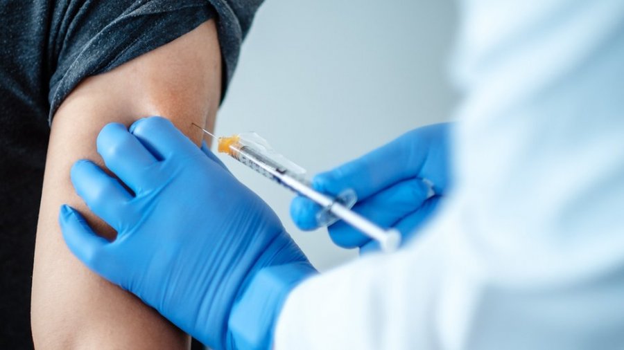 Ky shtet paralajmëron se fillon vaksinimin Anti Covid në janar, prioritet infermierët dhe të moshuarit