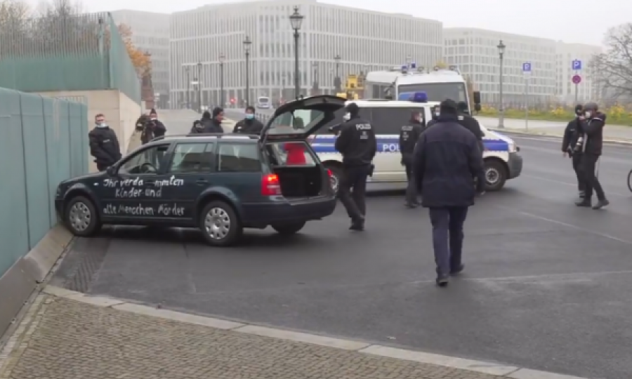 Një veturë përplaset në rrethojën e zyrës së Merkelit në Berlin