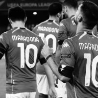 Napoli e nderon me fitore kujtimin për Maradonën