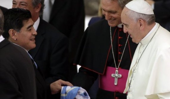 Papa Françesku lutet për Maradonën, e kujton me dashuri takimin me të
