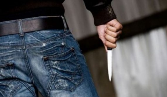 Theret me thikë një nxënës në Podujevë