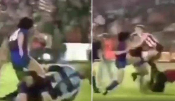 Momenti kur ndeshja e futbollit u shndërrua në ring të UFC-së, Maradona nokauton kundërshtarin