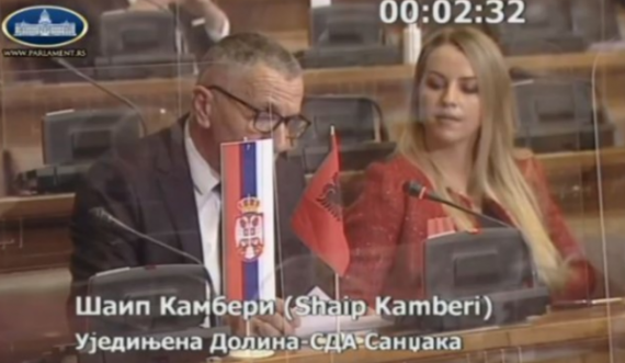 Kamberi e vendos flamurin kuqezi në Kuvendin e Serbisë, Bërnabiqi e Daçiqi i kërkojnë ta largojë