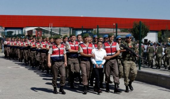 Qindra persona burgosen përjetësisht në Turqi për përpjekjen për grusht shtet në vitin 2016