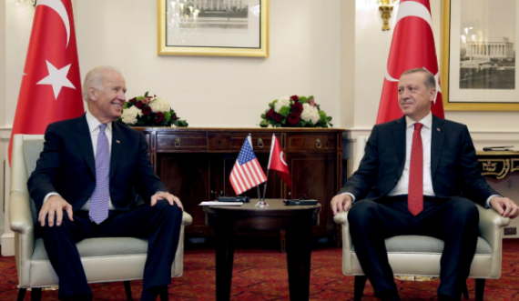 Turqia nuk pret sanksione nga Bideni për blerjen e sistemit raketor rus