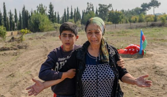 Nënat azere presin në ankth lajme për ushtarët e zhdukur gjatë luftimeve