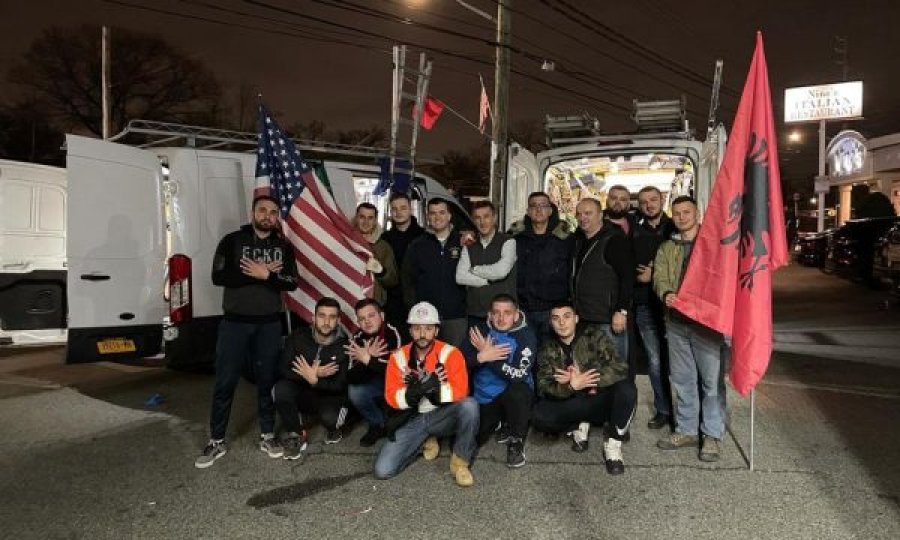 Shqiptarët të organizuar, për një natë mbushin lagjet e Nju Jorkut me flamurin kuq e zi