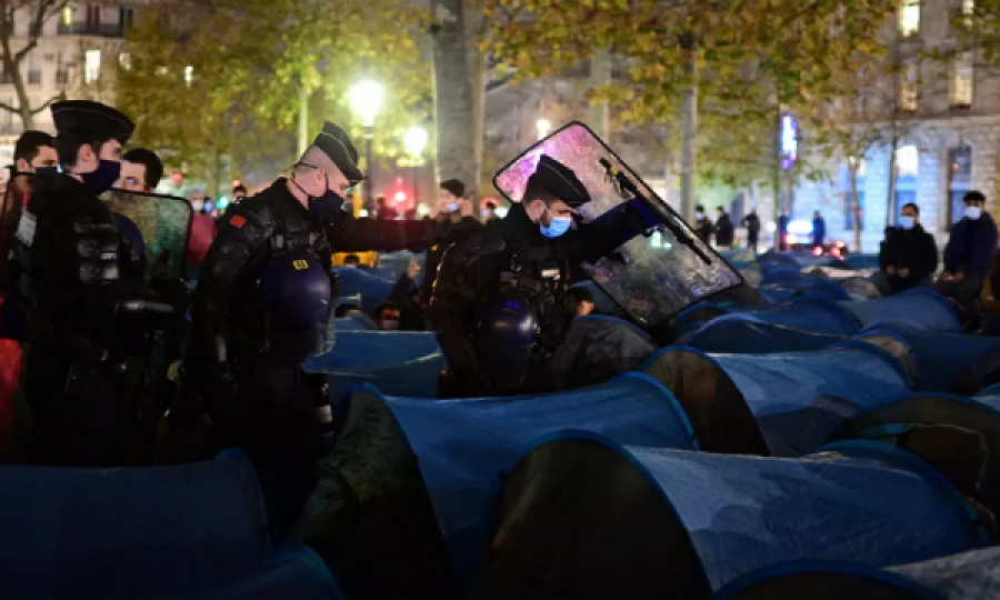 Disa policë francezë suspendohen nga puna pas dhunës ndaj imigrantëve në Paris