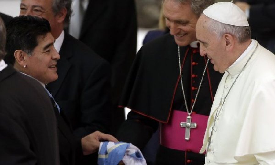 Papa Françesku lutet për Maradonën, e kujton me dashuri takimin me të