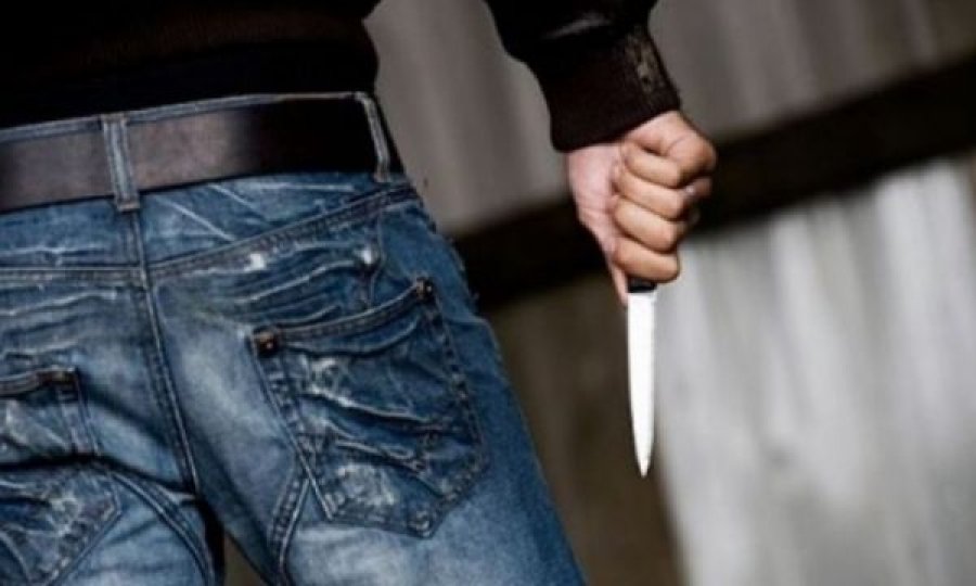 Theret me thikë një nxënës në Podujevë
