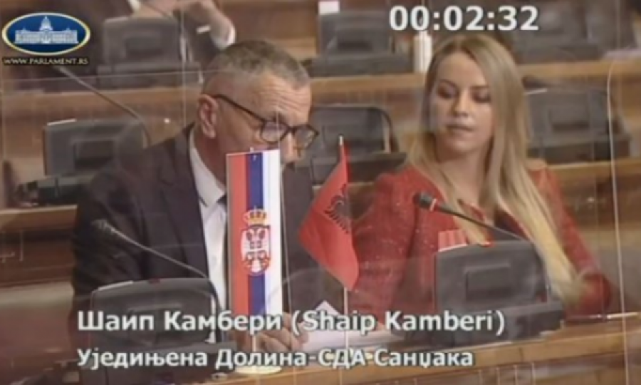 Kamberi e vendos flamurin kuqezi në Kuvendin e Serbisë, Bërnabiqi e Daçiqi i kërkojnë ta largojë