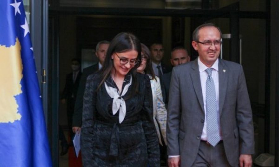 Kryeministri Hoti i reagon Haradinajt për hyrjen e Vuçiqit në Kosovë: Vendimet për Qeverinë i marr unë