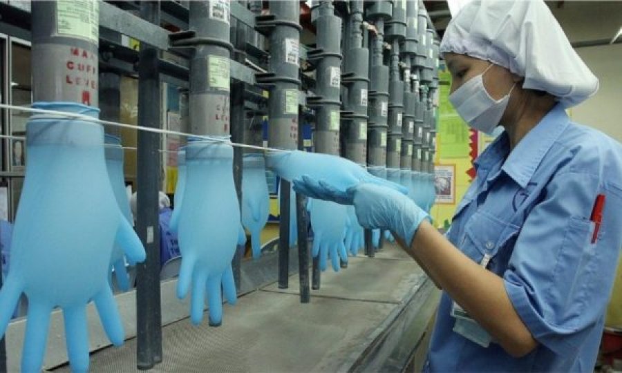 Prodhuesi më i madh i dorezave anti-covid shndërrohet në vatër me mijëra të infektuar