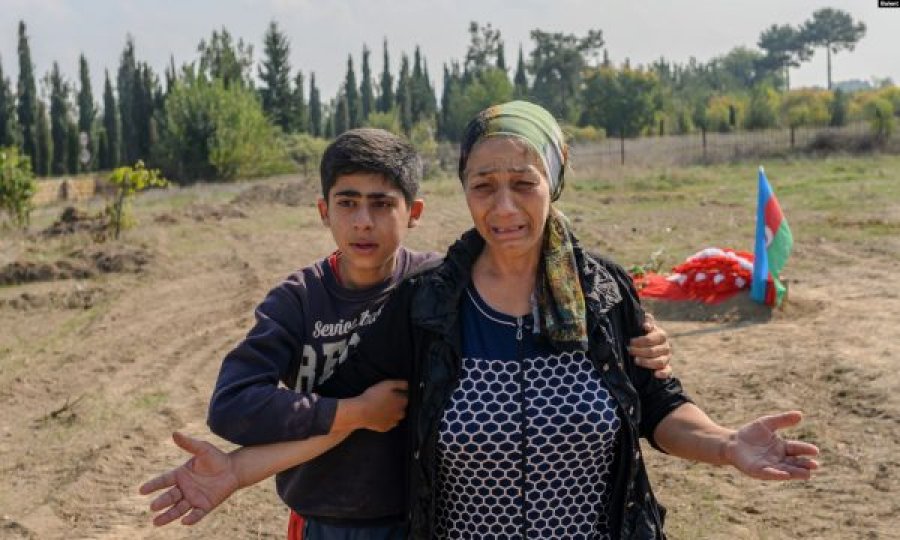 Nënat azere presin në ankth lajme për ushtarët e zhdukur gjatë luftimeve