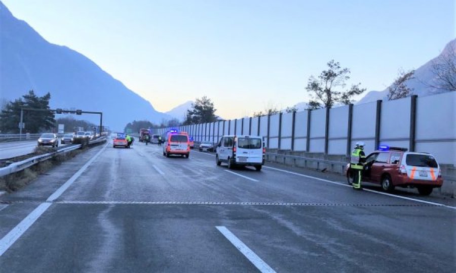 U ndal për t’i ofruar ndihmën e parë një të aksidentuari, makina tjetër e godet për vdekje