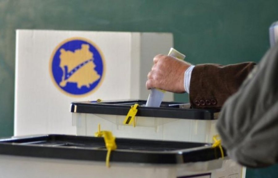 Një person fotografon votën në Podujevë, arrestohet nga policia