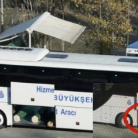 Pamje të rënda: Arkivolët me viktimat e COVID-19 ngarkohen në autobuset e udhëtarëve