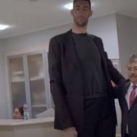 8 njerëzit më të gjatë që kanë jetuar ndonjëherë