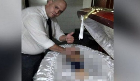 Skandaloze: Punonjësi i morgut publikon foto me trupin e pajetë të Maradonës
