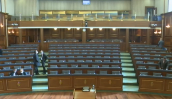 Paralajmëruan pengimin e Selmanajt në Kuvend, deputetët e VV-së ende nuk kanë arritur në sallë
