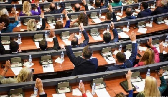 Deputetët që dështuan për një vit të plotë në Kuvend, tash e plaçkitin edhe buxhetin e shtetit