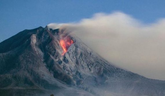 Unaza e Zjarrtë e Paqësorit, shpërthim në një vullkan në Indonezi