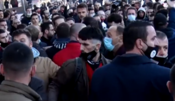  Tensione në Podujevë, dalin pamjet nga rrahja e simpatizantëve të VV’së dhe LDK’së (VIDEO)