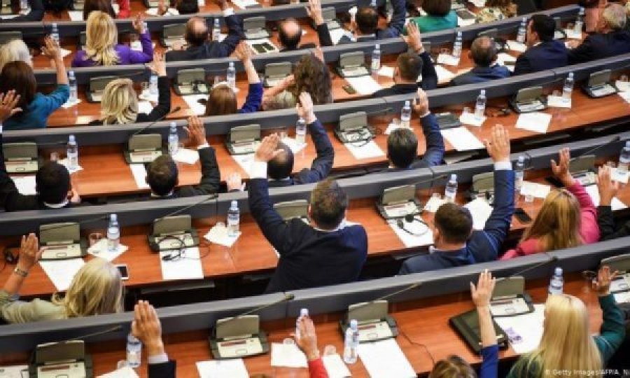 Kuvendi dhe Presidenca ia ka ndarë vetës 600 euro shtesa për fundvit, krahas pagave