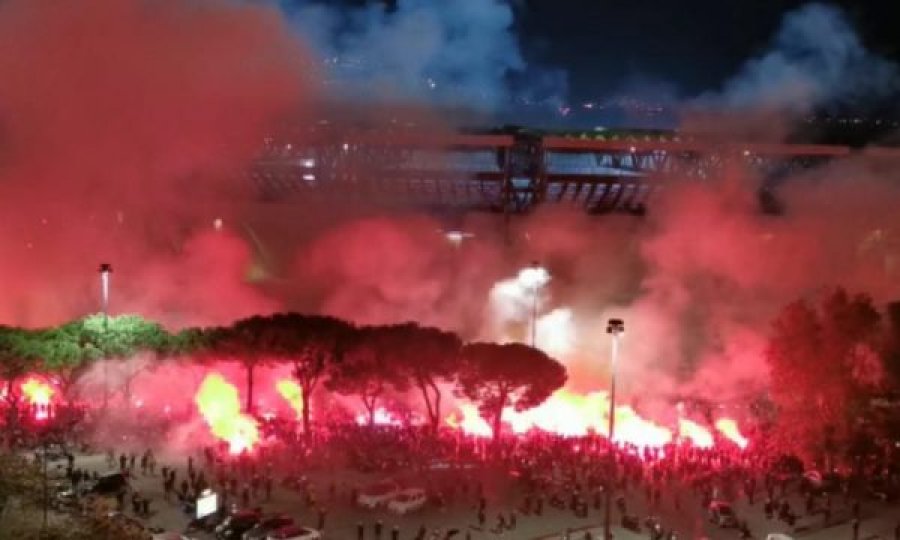 Mijëra napolitanë para stadiumit “Maradona” në nderim të kujtimit të legjendës