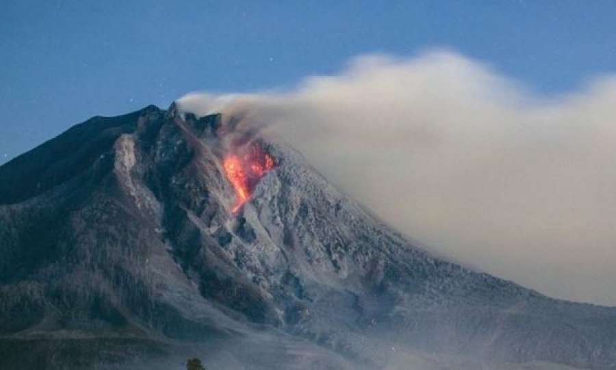 Unaza e Zjarrtë e Paqësorit, shpërthim në një vullkan në Indonezi