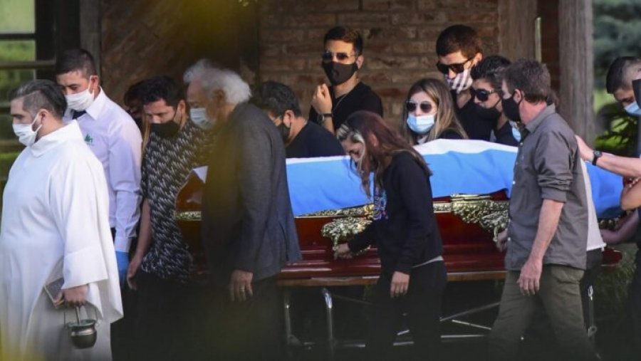 I jepet lamtumira e fundit Maradonës, pamje nga varrimi(VIDEO)