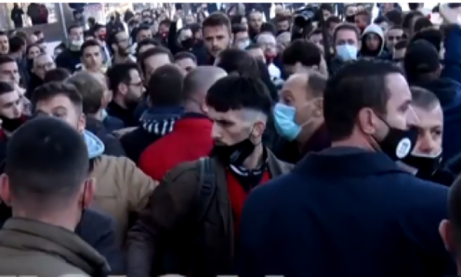  Tensione në Podujevë, dalin pamjet nga rrahja e simpatizantëve të VV’së dhe LDK’së (VIDEO)