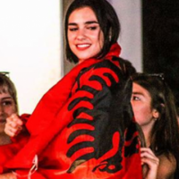 Dua Lipa uron 28 Nëntorin duke vallëzuar me flamurin kuqezi