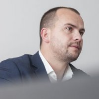 Kryetari i Kamenicës Qëndron Kastrati kacafytet me asamblistat , rasti shkon edhe në polici