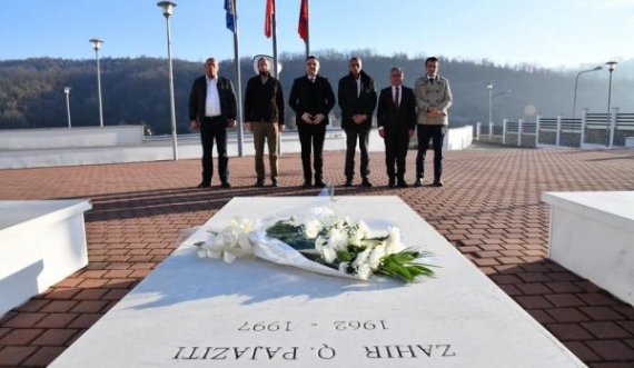 Zëvendëskryeministri uron 28 Nëntorin, viziton varrin e Heroit Zahir Pajaziti