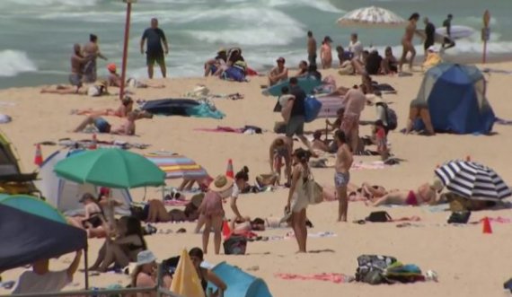 Australia harron pandeminë, qytetarët ua mësyjnë plazheve